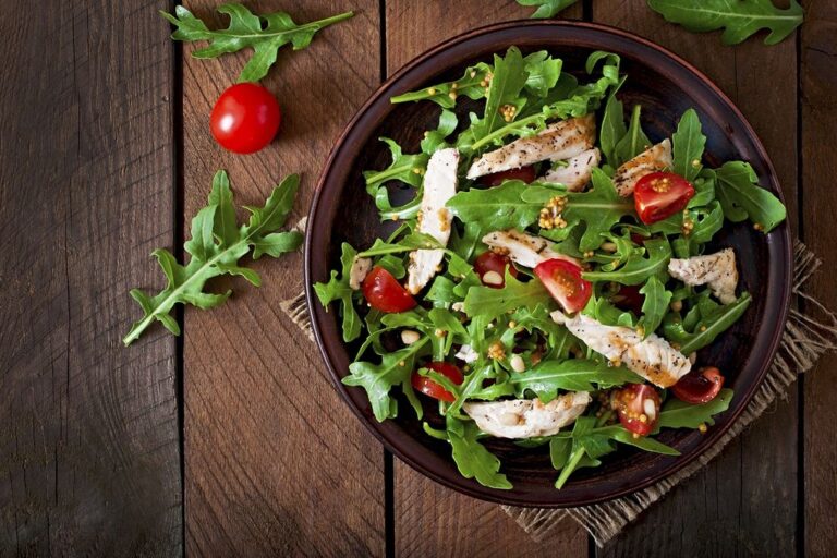 Fresh salad with chicken breast, arugula and tomato