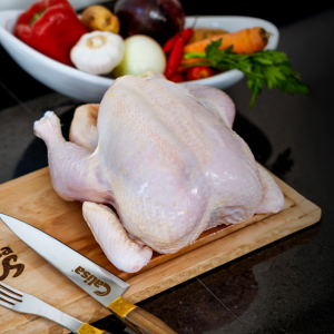 Pollo entero eviscerados con menudos – Congelado